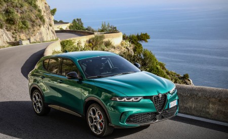 2023 Alfa Romeo Tonale Plug-In Hybrid Q4 Front Three-Quarter Wallpapers 450x275 (2)