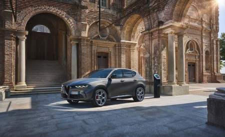 2023 Alfa Romeo Tonale Plug-In Hybrid Q4 Front Three-Quarter Wallpapers 450x275 (87)