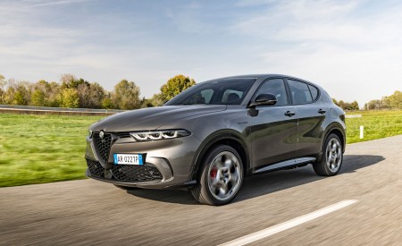 2023 Alfa Romeo Tonale Plug-In Hybrid Q4 Front Three-Quarter Wallpapers 450x275 (63)