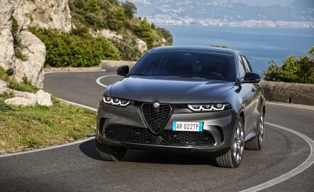 2023 Alfa Romeo Tonale Plug-In Hybrid Q4 Front Wallpapers 450x275 (66)