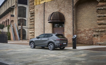 2023 Alfa Romeo Tonale Plug-In Hybrid Q4 Rear Three-Quarter Wallpapers 450x275 (89)