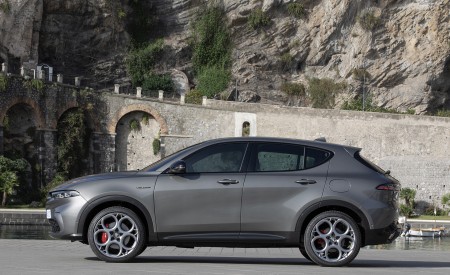 2023 Alfa Romeo Tonale Plug-In Hybrid Q4 Side Wallpapers 450x275 (77)
