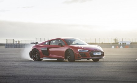 2023 Audi R8 GT RWD Front Three-Quarter Wallpapers 450x275 (13)