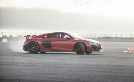 2023 Audi R8 GT RWD Front Three-Quarter Wallpapers 450x275 (14)
