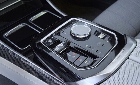 2023 BMW 760i xDrive (Color: Aventurin Red Metallic Two-Tone; US-Spec) Central Console Wallpapers 450x275 (48)