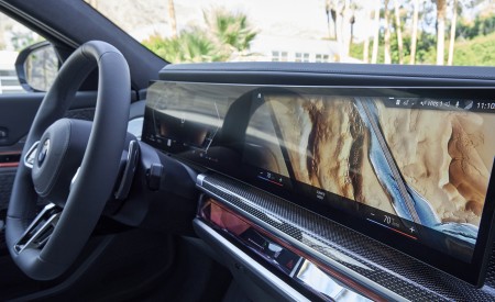 2023 BMW 760i xDrive (Color: Aventurin Red Metallic Two-Tone; US-Spec) Central Console Wallpapers 450x275 (49)