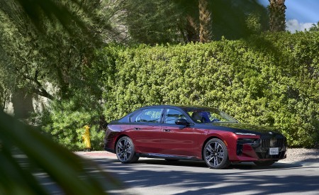 2023 BMW 760i xDrive (Color: Aventurin Red Metallic Two-Tone; US-Spec) Front Three-Quarter Wallpapers 450x275 (43)