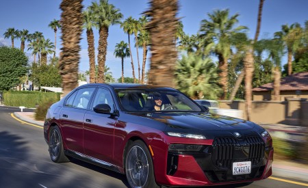 2023 BMW 760i xDrive (Color: Aventurin Red Metallic Two-Tone; US-Spec) Front Three-Quarter Wallpapers 450x275 (8)