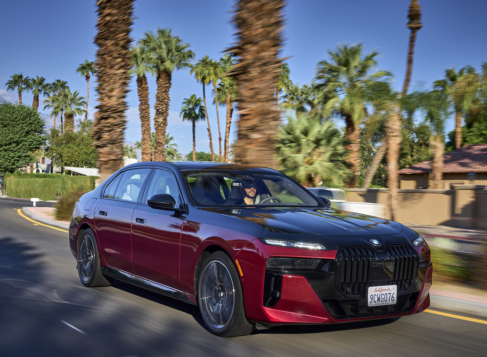 2023 BMW 760i xDrive (Color: Aventurin Red Metallic Two-Tone; US-Spec) Front Three-Quarter Wallpapers (8)