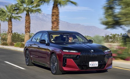 2023 BMW 760i xDrive (Color: Aventurin Red Metallic Two-Tone; US-Spec) Front Three-Quarter Wallpapers 450x275 (3)