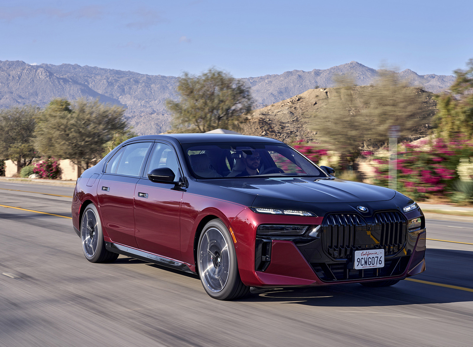 2023 BMW 760i xDrive (Color: Aventurin Red Metallic Two-Tone; US-Spec) Front Three-Quarter Wallpapers (2)