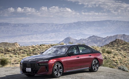 2023 BMW 760i xDrive (Color: Aventurin Red Metallic Two-Tone; US-Spec) Front Three-Quarter Wallpapers 450x275 (21)