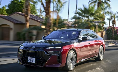 2023 BMW 760i xDrive (Color: Aventurin Red Metallic Two-Tone; US-Spec) Front Three-Quarter Wallpapers 450x275 (9)