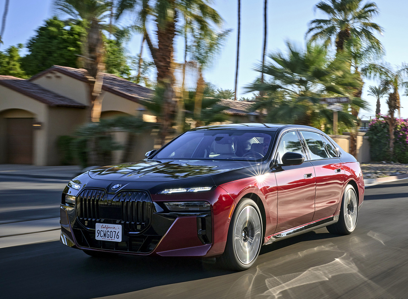 2023 BMW 760i xDrive (Color: Aventurin Red Metallic Two-Tone; US-Spec) Front Three-Quarter Wallpapers (9)