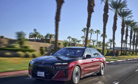 2023 BMW 760i xDrive (Color: Aventurin Red Metallic Two-Tone; US-Spec) Front Three-Quarter Wallpapers 450x275 (4)