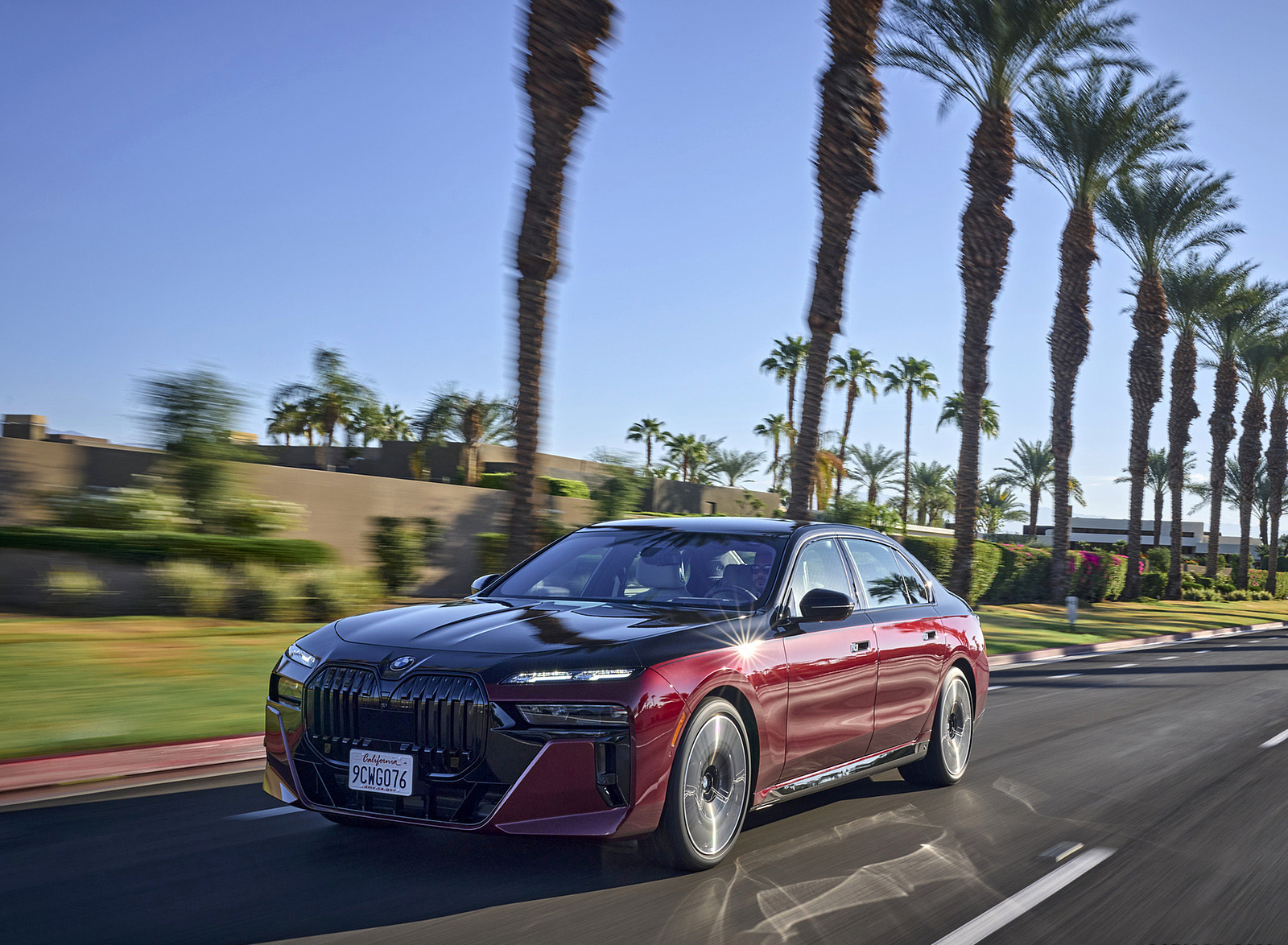 2023 BMW 760i xDrive (Color: Aventurin Red Metallic Two-Tone; US-Spec) Front Three-Quarter Wallpapers (5)
