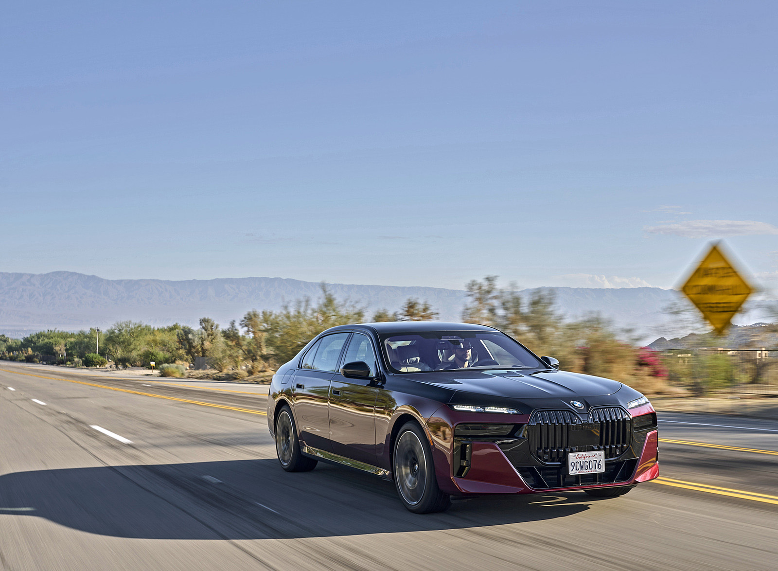 2023 BMW 760i xDrive (Color: Aventurin Red Metallic Two-Tone; US-Spec) Front Three-Quarter Wallpapers (3)