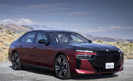 2023 BMW 760i xDrive (Color: Aventurin Red Metallic Two-Tone; US-Spec) Front Three-Quarter Wallpapers 450x275 (22)