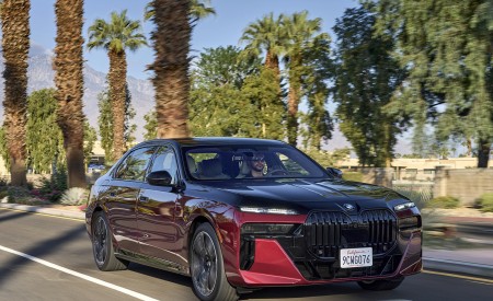 2023 BMW 760i xDrive (Color: Aventurin Red Metallic Two-Tone; US-Spec) Front Three-Quarter Wallpapers 450x275 (10)