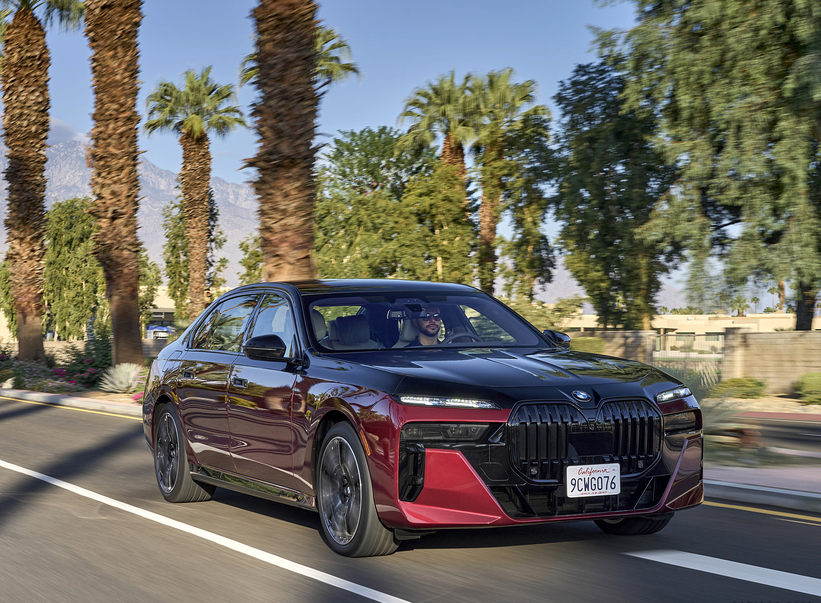2023 BMW 760i xDrive (Color: Aventurin Red Metallic Two-Tone; US-Spec) Front Three-Quarter Wallpapers (10)