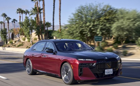 2023 BMW 760i xDrive (Color: Aventurin Red Metallic Two-Tone; US-Spec) Front Three-Quarter Wallpapers 450x275 (5)