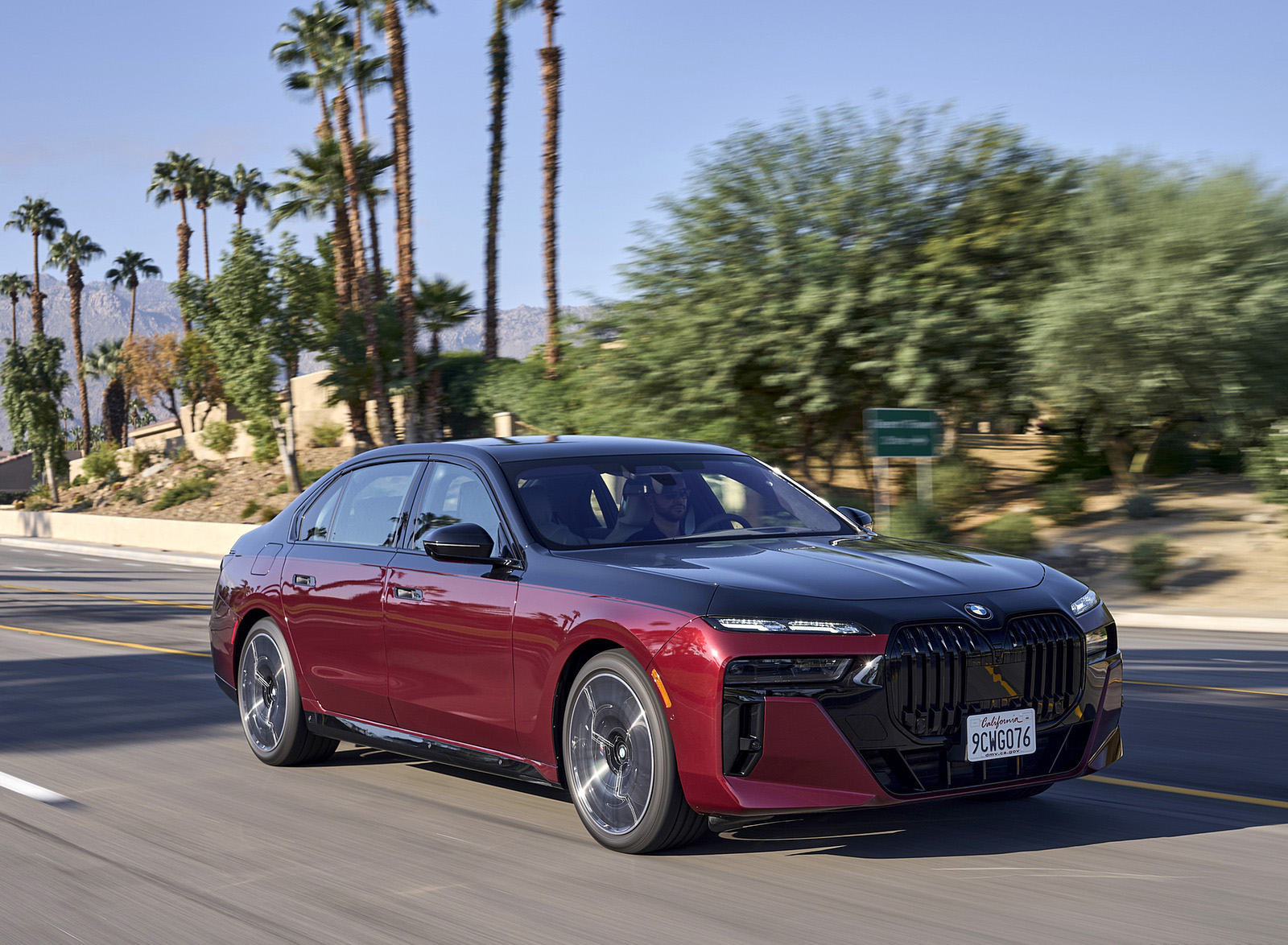2023 BMW 760i xDrive (Color: Aventurin Red Metallic Two-Tone; US-Spec) Front Three-Quarter Wallpapers (6)