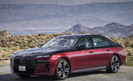 2023 BMW 760i xDrive (Color: Aventurin Red Metallic Two-Tone; US-Spec) Front Three-Quarter Wallpapers 450x275 (29)