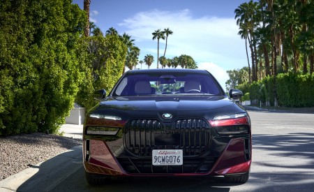 2023 BMW 760i xDrive (Color: Aventurin Red Metallic Two-Tone; US-Spec) Front Wallpapers 450x275 (34)