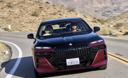 2023 BMW 760i xDrive (Color: Aventurin Red Metallic Two-Tone; US-Spec) Front Wallpapers 450x275 (14)