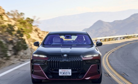 2023 BMW 760i xDrive (Color: Aventurin Red Metallic Two-Tone; US-Spec) Front Wallpapers 450x275 (16)