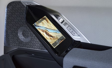 2023 BMW 760i xDrive (Color: Aventurin Red Metallic Two-Tone; US-Spec) Interior Detail Wallpapers 450x275 (57)