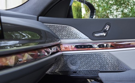 2023 BMW 760i xDrive (Color: Aventurin Red Metallic Two-Tone; US-Spec) Interior Detail Wallpapers 450x275 (58)