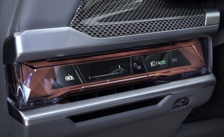2023 BMW 760i xDrive (Color: Aventurin Red Metallic Two-Tone; US-Spec) Interior Detail Wallpapers 450x275 (54)