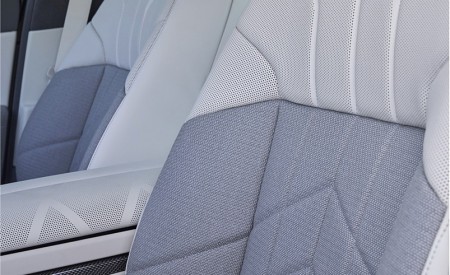 2023 BMW 760i xDrive (Color: Aventurin Red Metallic Two-Tone; US-Spec) Interior Front Seats Wallpapers 450x275 (59)