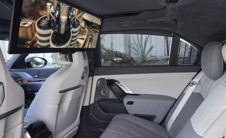 2023 BMW 760i xDrive (Color: Aventurin Red Metallic Two-Tone; US-Spec) Interior Rear Seats Wallpapers 450x275 (61)