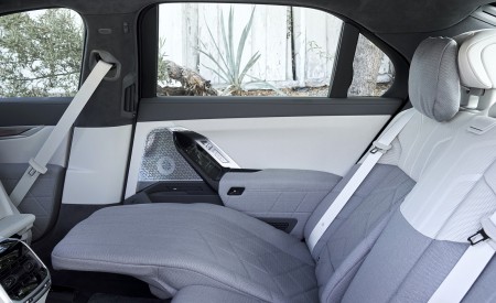 2023 BMW 760i xDrive (Color: Aventurin Red Metallic Two-Tone; US-Spec) Interior Rear Seats Wallpapers 450x275 (62)