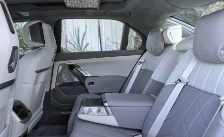 2023 BMW 760i xDrive (Color: Aventurin Red Metallic Two-Tone; US-Spec) Interior Rear Seats Wallpapers 450x275 (63)