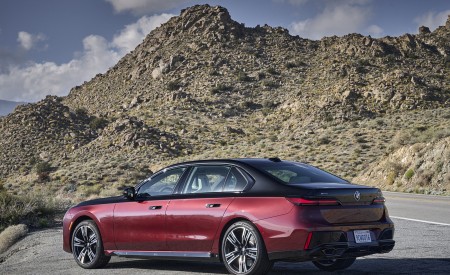 2023 BMW 760i xDrive (Color: Aventurin Red Metallic Two-Tone; US-Spec) Rear Three-Quarter Wallpapers 450x275 (25)