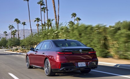 2023 BMW 760i xDrive (Color: Aventurin Red Metallic Two-Tone; US-Spec) Rear Three-Quarter Wallpapers 450x275 (17)