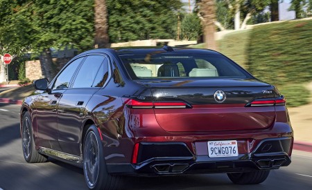 2023 BMW 760i xDrive (Color: Aventurin Red Metallic Two-Tone; US-Spec) Rear Three-Quarter Wallpapers 450x275 (11)
