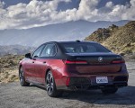 2023 BMW 760i xDrive (Color: Aventurin Red Metallic Two-Tone; US-Spec) Rear Three-Quarter Wallpapers 150x120 (26)