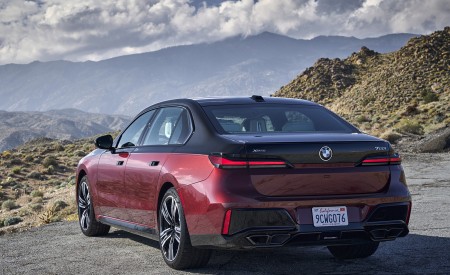 2023 BMW 760i xDrive (Color: Aventurin Red Metallic Two-Tone; US-Spec) Rear Three-Quarter Wallpapers 450x275 (26)