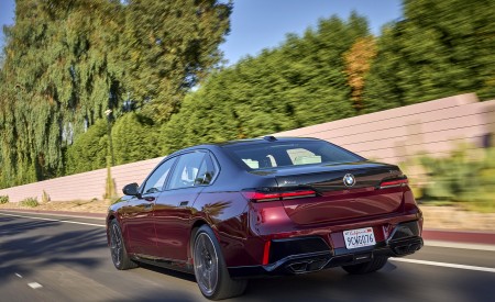 2023 BMW 760i xDrive (Color: Aventurin Red Metallic Two-Tone; US-Spec) Rear Three-Quarter Wallpapers 450x275 (12)