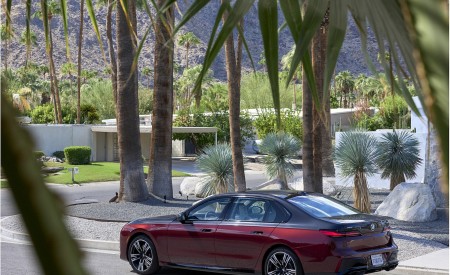 2023 BMW 760i xDrive (Color: Aventurin Red Metallic Two-Tone; US-Spec) Rear Three-Quarter Wallpapers 450x275 (39)