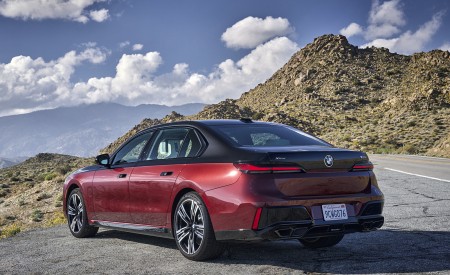 2023 BMW 760i xDrive (Color: Aventurin Red Metallic Two-Tone; US-Spec) Rear Three-Quarter Wallpapers 450x275 (27)