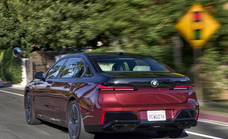 2023 BMW 760i xDrive (Color: Aventurin Red Metallic Two-Tone; US-Spec) Rear Three-Quarter Wallpapers 450x275 (19)