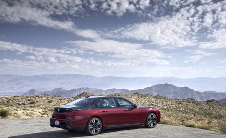 2023 BMW 760i xDrive (Color: Aventurin Red Metallic Two-Tone; US-Spec) Rear Three-Quarter Wallpapers 450x275 (23)