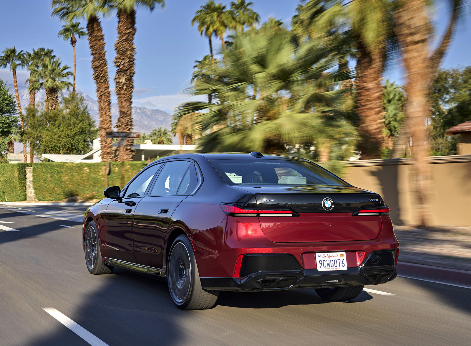 2023 BMW 760i xDrive (Color: Aventurin Red Metallic Two-Tone; US-Spec) Rear Three-Quarter Wallpapers (7)