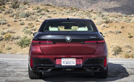 2023 BMW 760i xDrive (Color: Aventurin Red Metallic Two-Tone; US-Spec) Rear Wallpapers 450x275 (32)