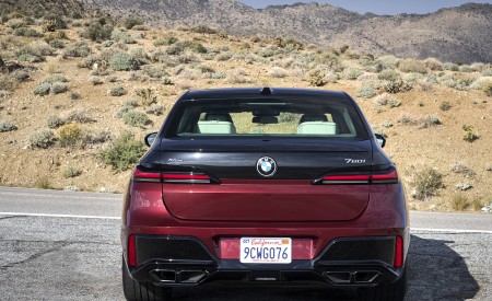 2023 BMW 760i xDrive (Color: Aventurin Red Metallic Two-Tone; US-Spec) Rear Wallpapers 450x275 (33)